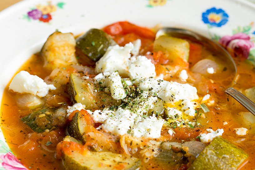 bord met courgettestoof met blokjes feta